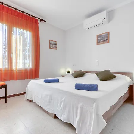Requesens By Interhome