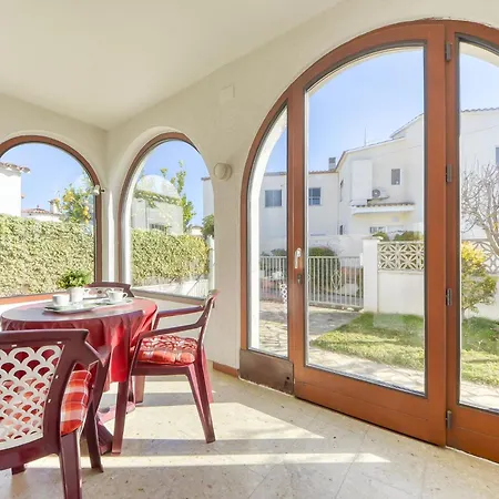 Requesens By Interhome